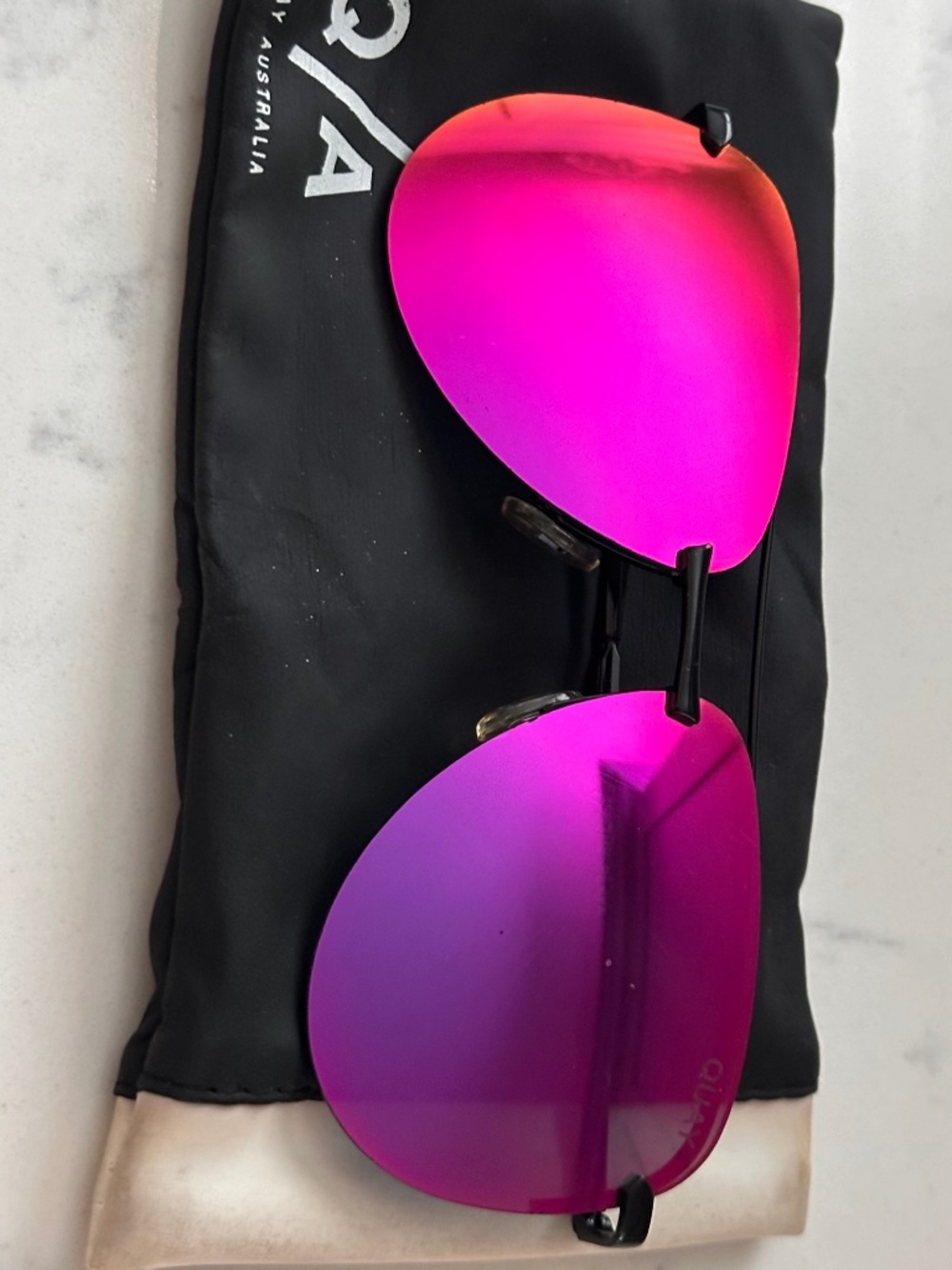 QUAY AUSTRALIA THE PLAYA SUNGLASSES BLACK/PINK, PURPLE, GOLD GRADIENT